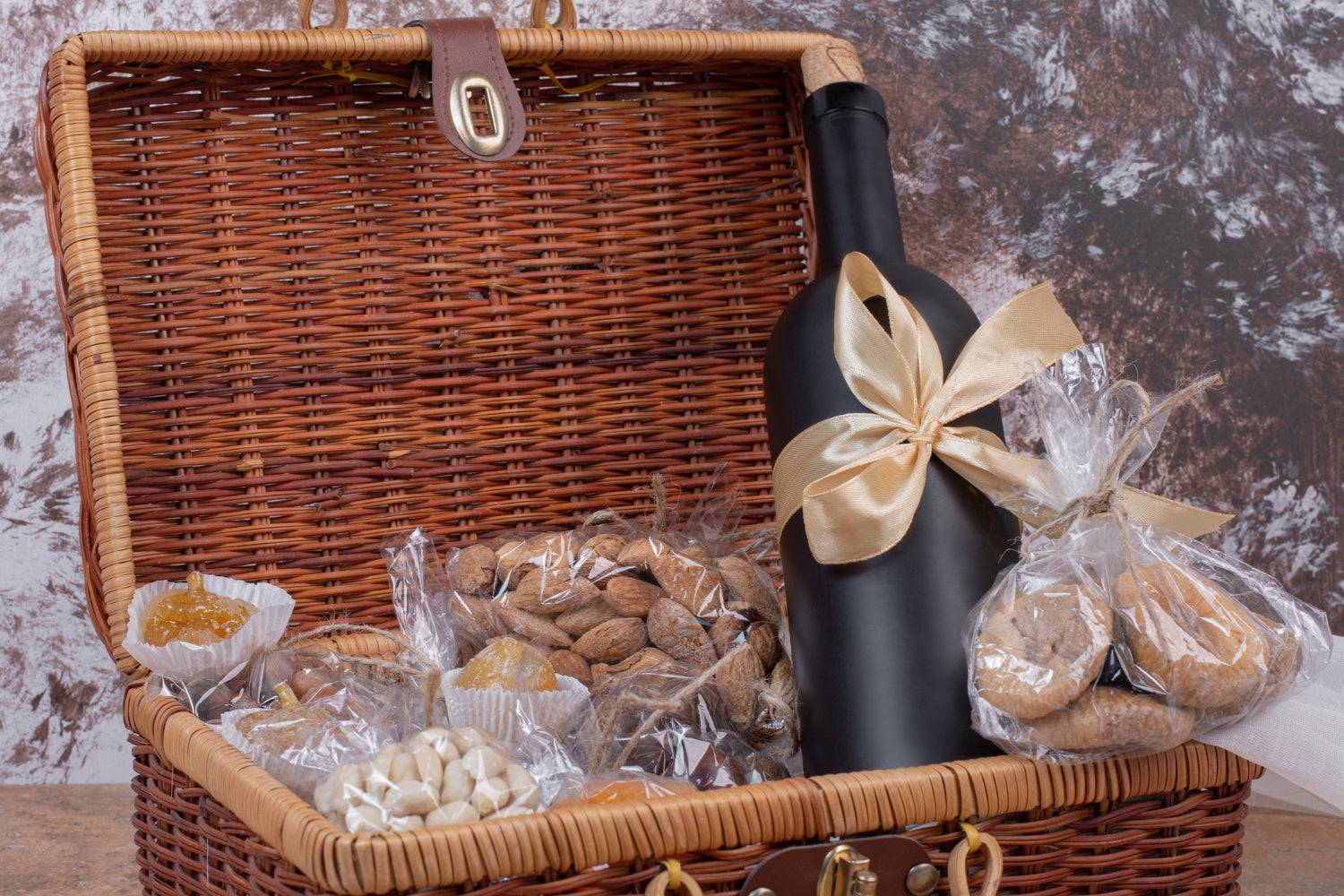 16 Unique Christmas Gift Basket Ideas for Everyone (2024) Wine Club